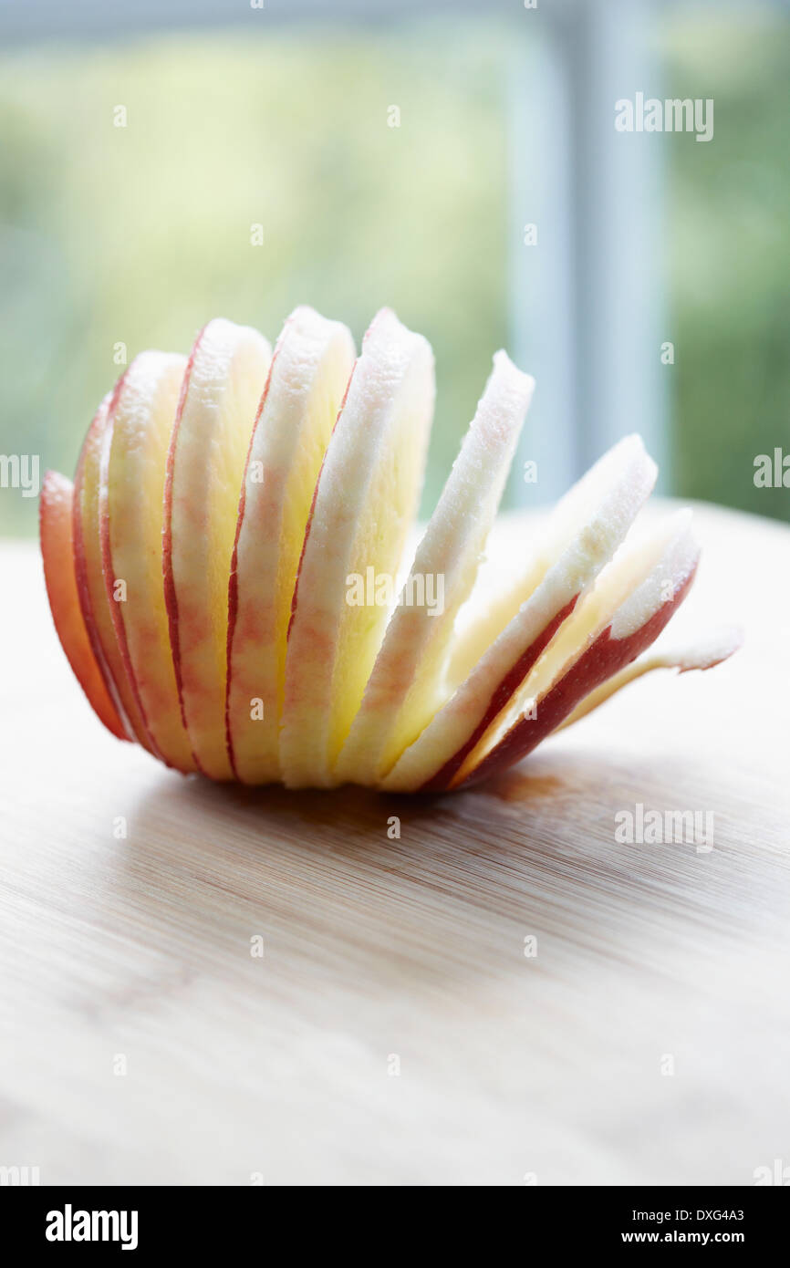 Pelées et tranchées diable rouge Pomme sur bois Banque D'Images
