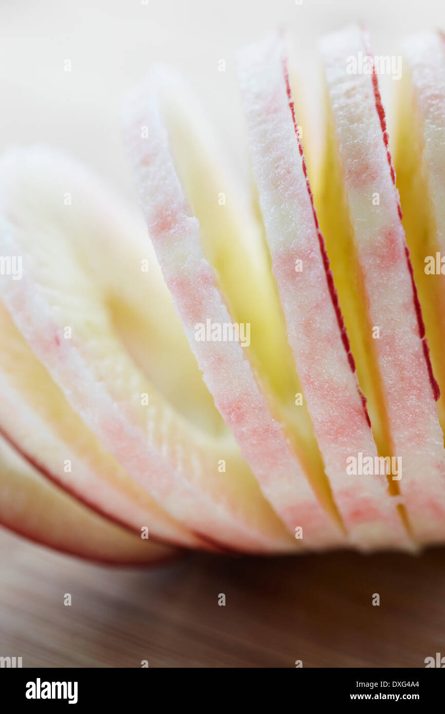 Pelées et tranchées diable rouge Pomme sur bois Banque D'Images