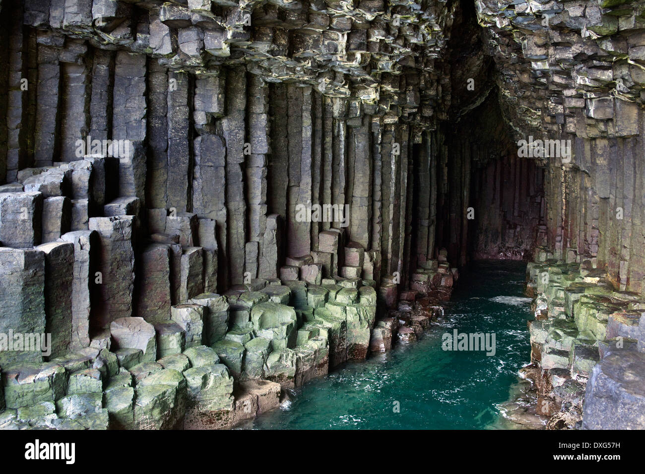 La formation de basalte à l'intérieur de la Grotte de Fingal, sur l'île de Staffa dans les îles Treshnish dans les Hébrides intérieures, Ecosse Banque D'Images