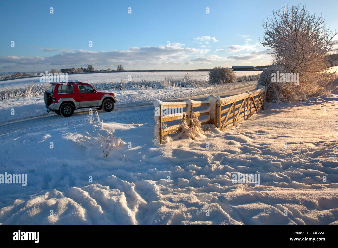 Véhicule 4x4 en hiver la neige sur une route de campagne dans la région de North Yorkshire au Royaume-Uni Banque D'Images