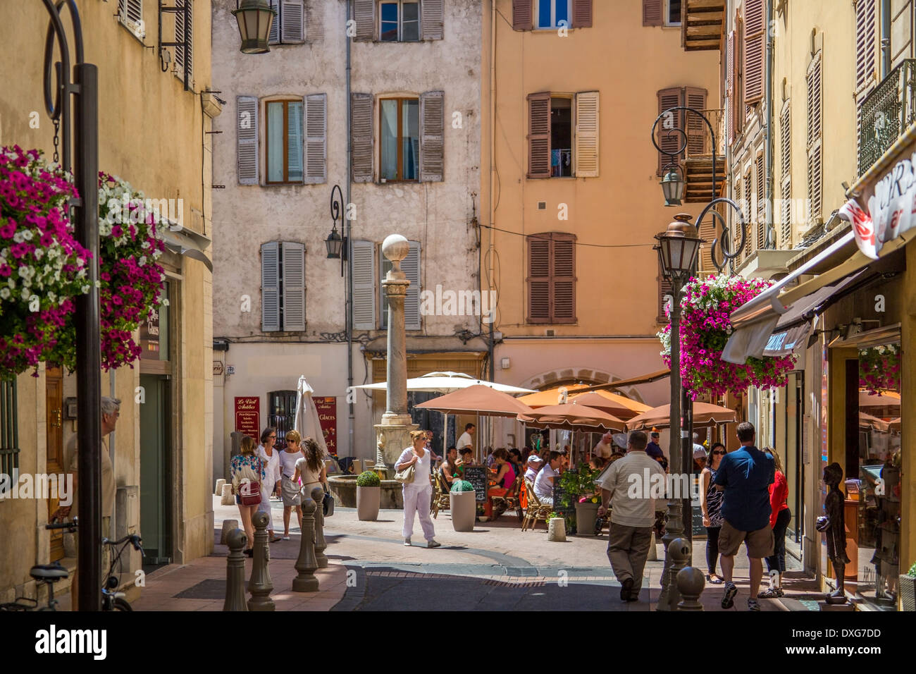 Une rue animée de la station balnéaire de Méditerranée Antibes sur la côte d'Azur dans le sud de la France. Banque D'Images