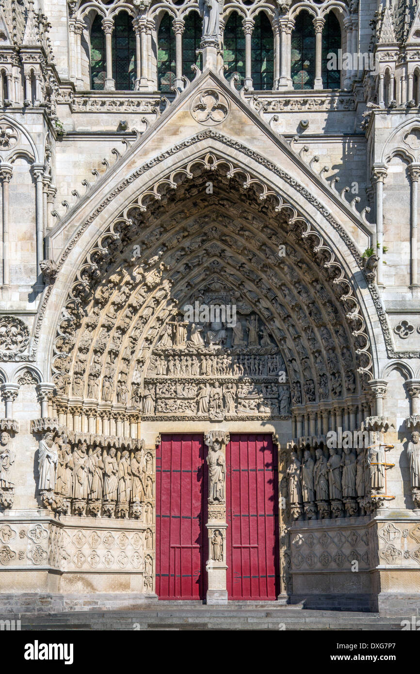 Le portail central de la cathédrale Notre-Dame dans la ville de Amiens dans la Picardie du nord de la France Banque D'Images