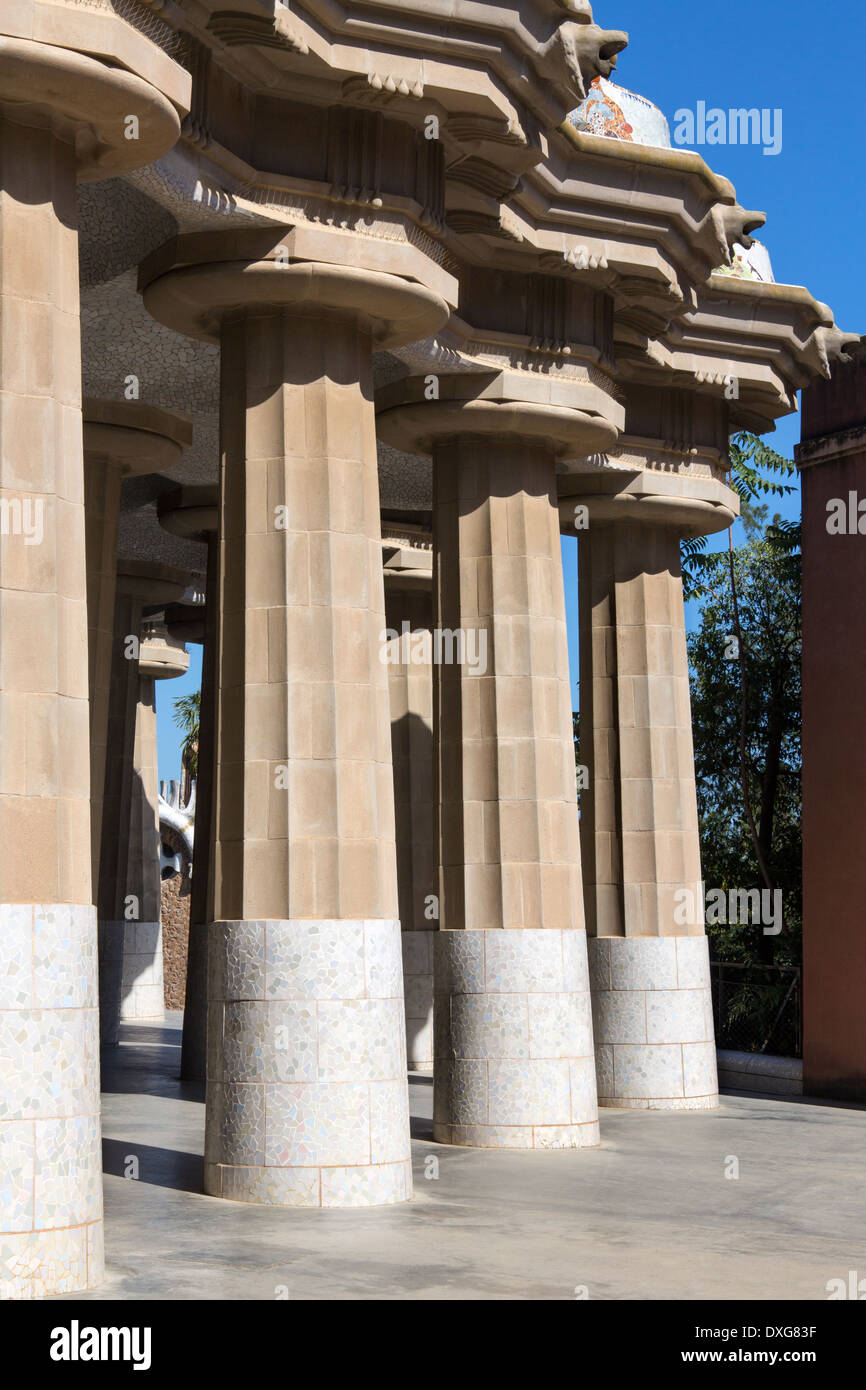 Prix de 100 colonnes dans le Parc Guell de Gaudi à Barcelone dans la région de l'Espagne Catalogne Banque D'Images