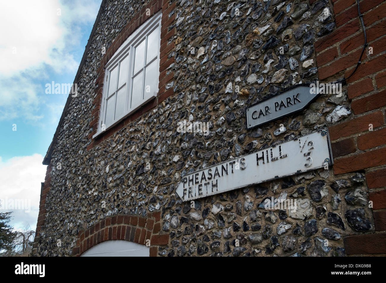 Vieille route et parking signe sur le mur de briques et silex construit une maison fortifiée Hambleden Bucks village UK Banque D'Images