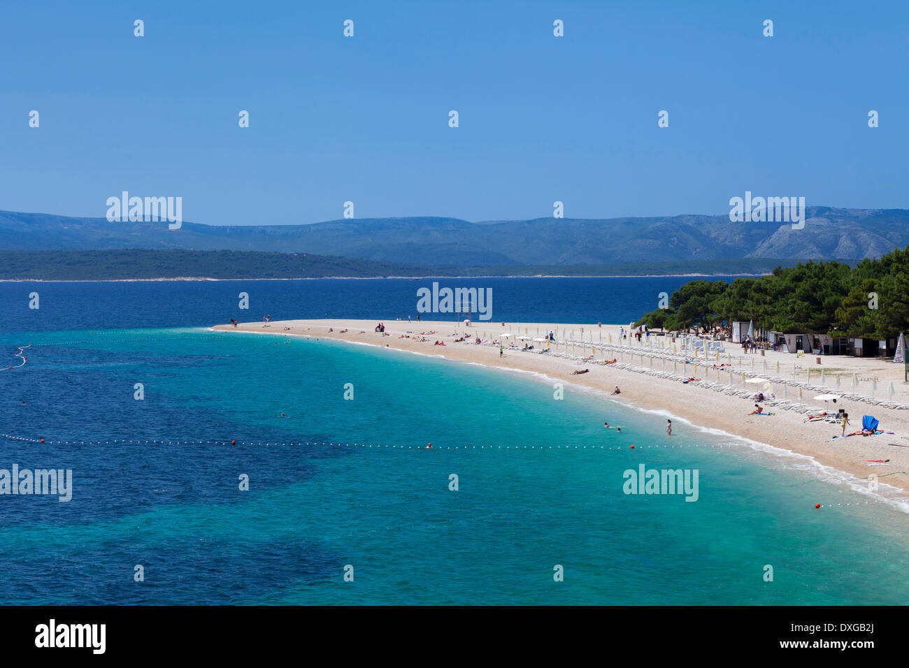 Plage de Zlatni rat ou la Corne, île de Hvar, à l'arrière, Bol, île de Brač, en Dalmatie, Croatie Banque D'Images