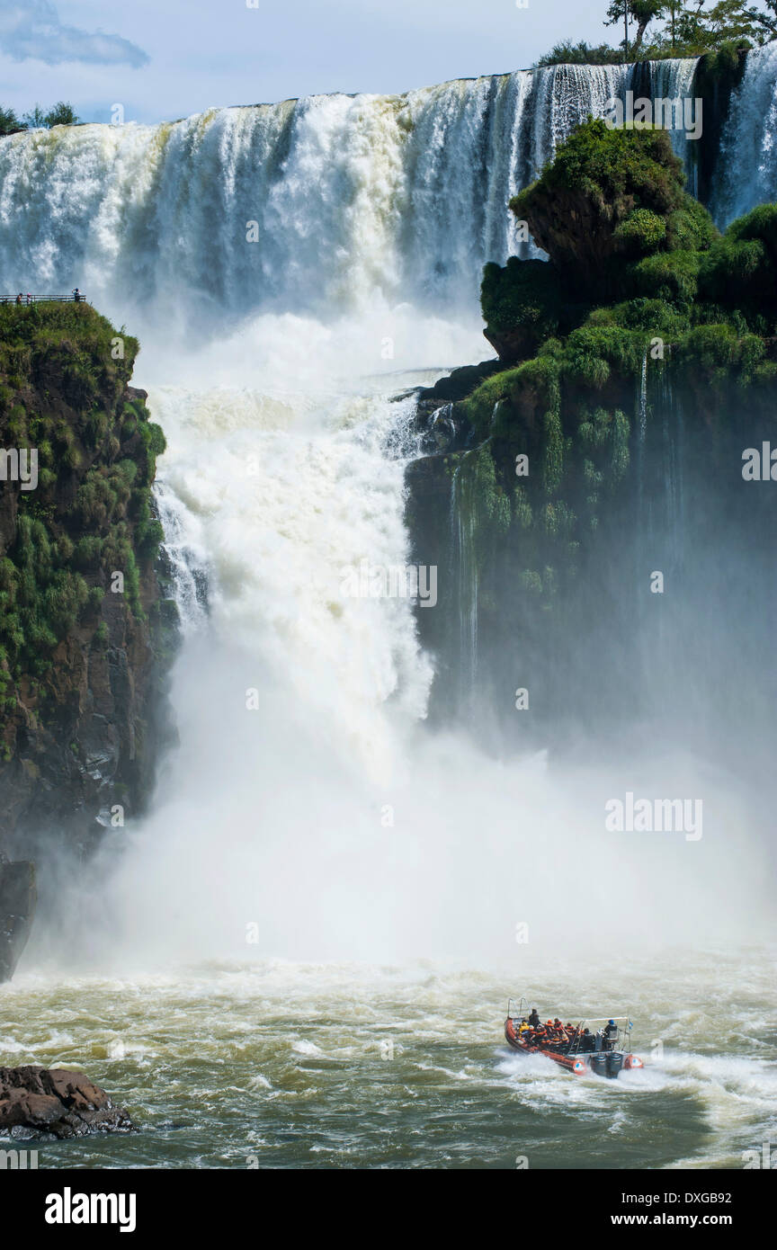 Sous le Jetboat Chutes d'Iguazú, Parc National Iguazú, UNESCO World Heritage Site, Argentine Banque D'Images