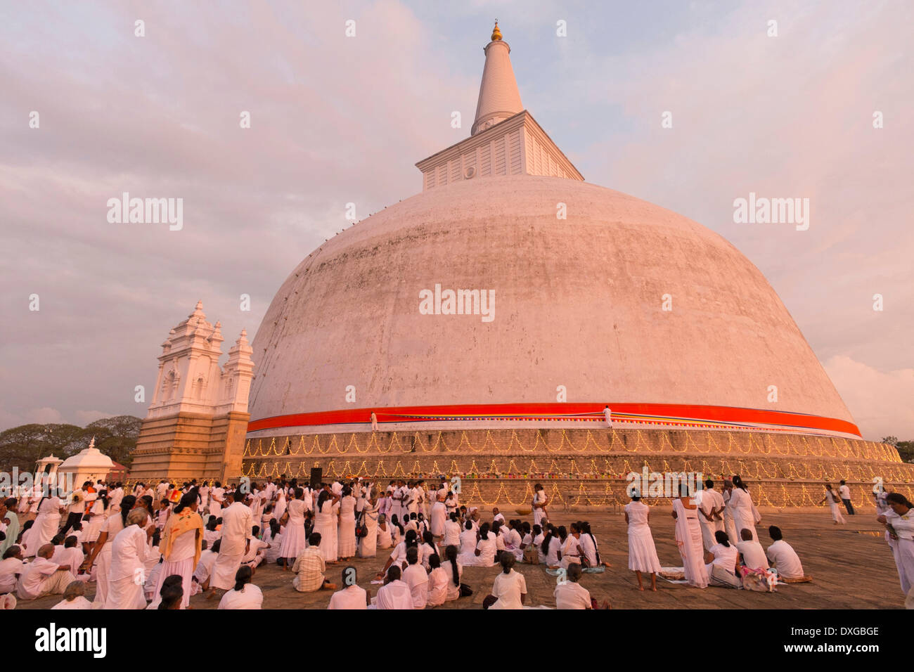 Kapruka Pooja, festival à la Dagoba Ruvanvelisaya, stupa, Anuradhapura, Sri Lanka Banque D'Images