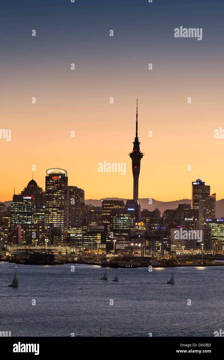 Toits de Auckland avec la Sky Tower, au crépuscule, Auckland, île du Nord, Nouvelle-Zélande Banque D'Images