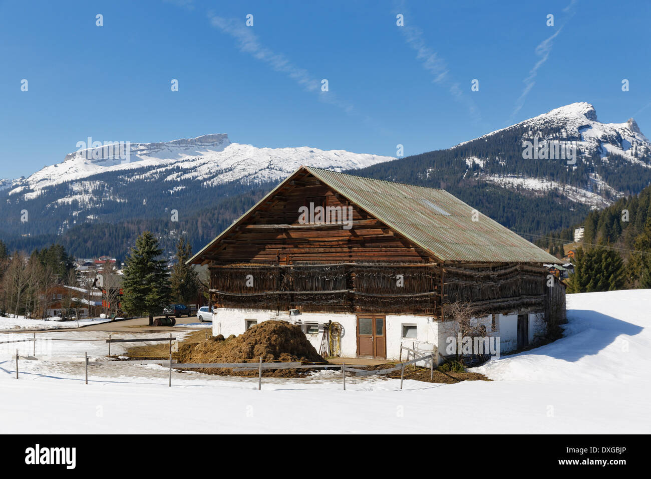 Ancienne fermette de Riezlern, montagnes Hoher Ifen et Sonnenberg à l'arrière, vallée de Kleinwalsertal, Vorarlberg, Autriche Banque D'Images