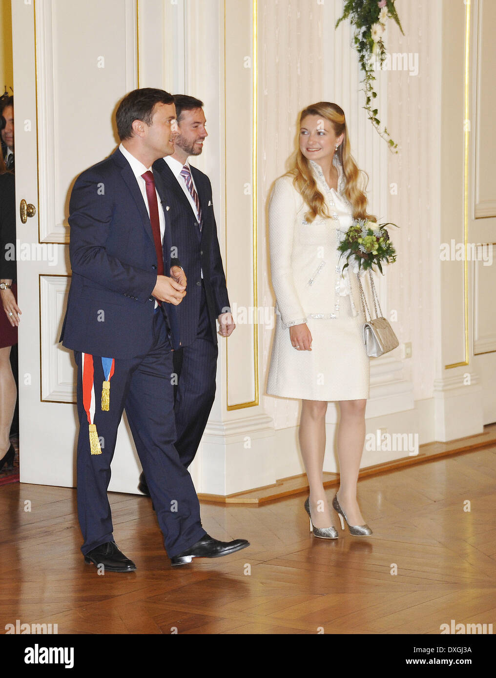 Le Prince Guillaume de Luxembourg et de la Comtesse Stéphanie de Lannoy prendre part à une cérémonie de mariage civil à l'Hôtel de Ville le 19 octobre 2012 à Luxembourg, Luxembourg. Les 30 ans de Grand-duc de Luxembourg est le dernier Prince héréditaire dans l'UE Banque D'Images