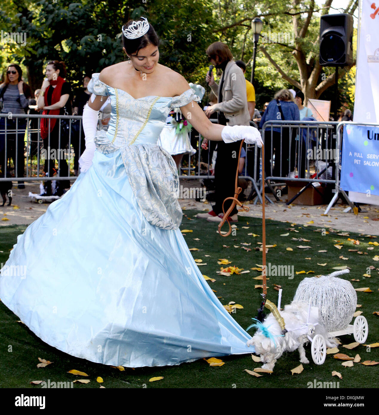 Cendrillon et La citrouille Halloween Tompkins Square 22e défilé de chiens comprend : Cendrillon et La citrouille Où : New York City, United States Quand : 20 Oct 2012 **** Banque D'Images