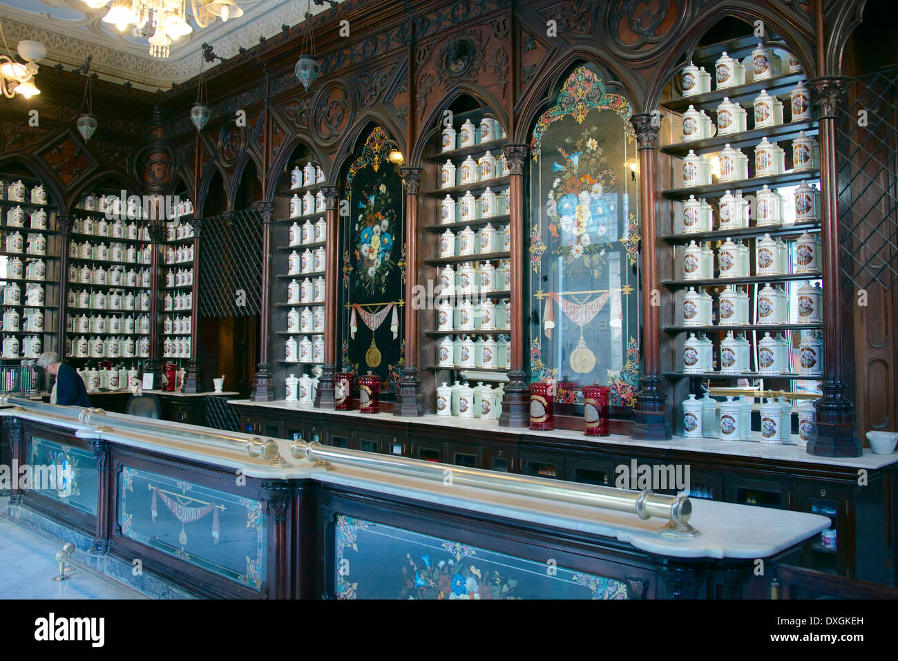 Médicaments à base de plantes contenant des pots de majolique ancienne apothicairerie La Vieille Havane Cuba Banque D'Images