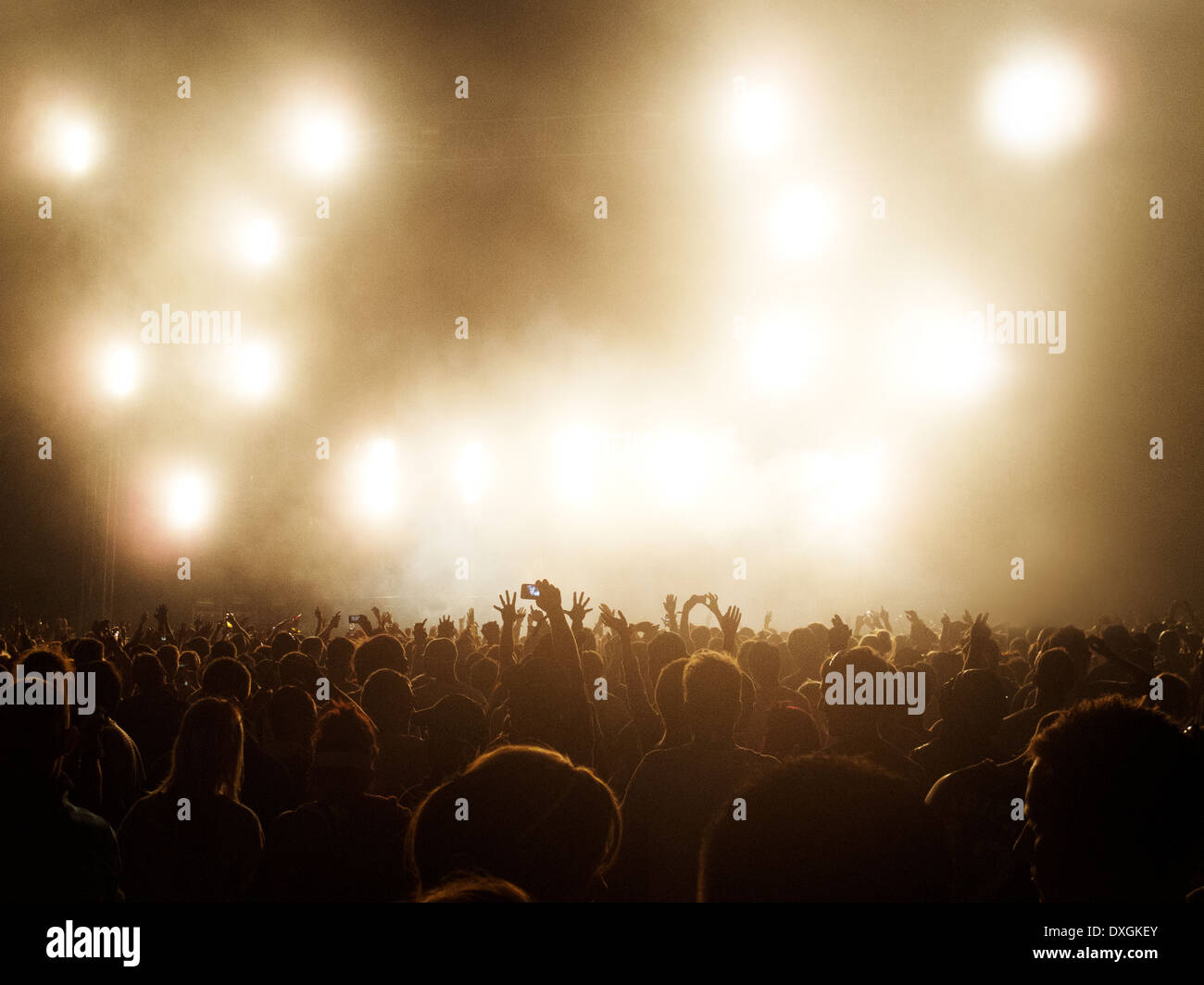 Silhouetté foule regardant la scène à l'illuminé music festival Banque D'Images