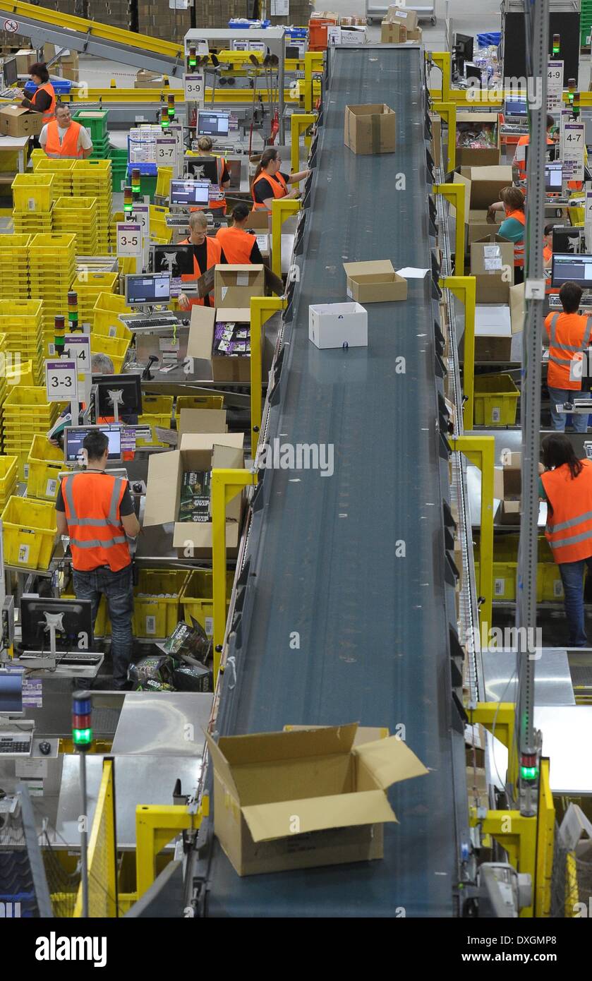 Leipzig, Allemagne. Mar 26, 2014. Vue sur le niveau de l'emballage Amazon centre logistique à Leipzig, Allemagne, 26 mars 2014. La ministre de l'économie visite le centre de logistique d'Amazon sur le même jour. Photo : Peter Endig/dpa/Alamy Live News Banque D'Images