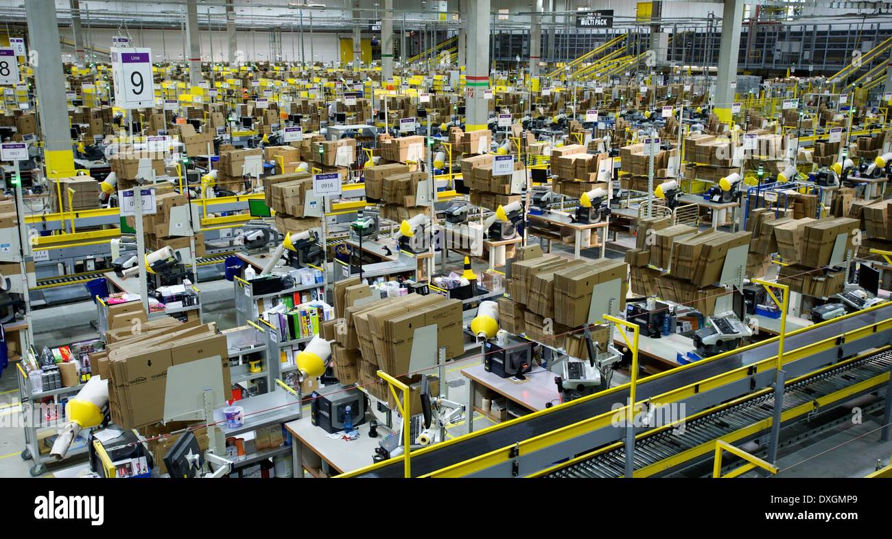 Leipzig, Allemagne. Mar 26, 2014. Vue de la salle du centre logistique d'Amazon à Leipzig, Allemagne, 26 mars 2014. La ministre de l'économie visite le centre de logistique d'Amazon sur le même jour. Photo : Peter Endig/dpa/Alamy Live News Banque D'Images