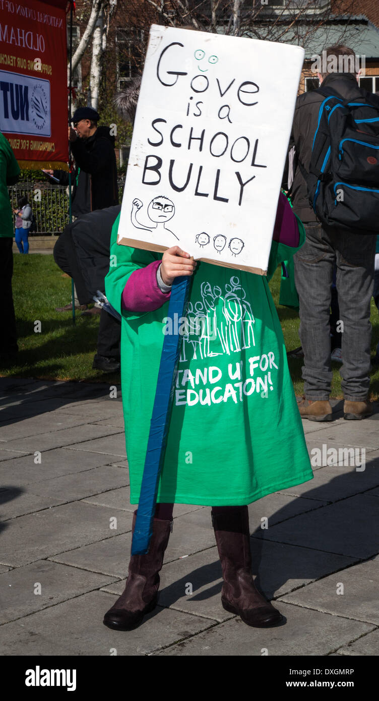 Manchester, UK 26 Mars, 2014. 'Est une école Gove Bully' affiche de la journée d'action des enseignants. Des centaines d'enseignants dans le nord-ouest en grève le mercredi, forçant la fermeture de nombreuses écoles. L'écrou boycottent les classes comme partie d'un différend concernant la paie, coupes dans les retraites et les conditions de travail. Les enseignants ont tenu un certain nombre de rallyes dans le nord-ouest dans le cadre de leur action syndicale. Credit : Marphotographics/Alamy Live News Banque D'Images