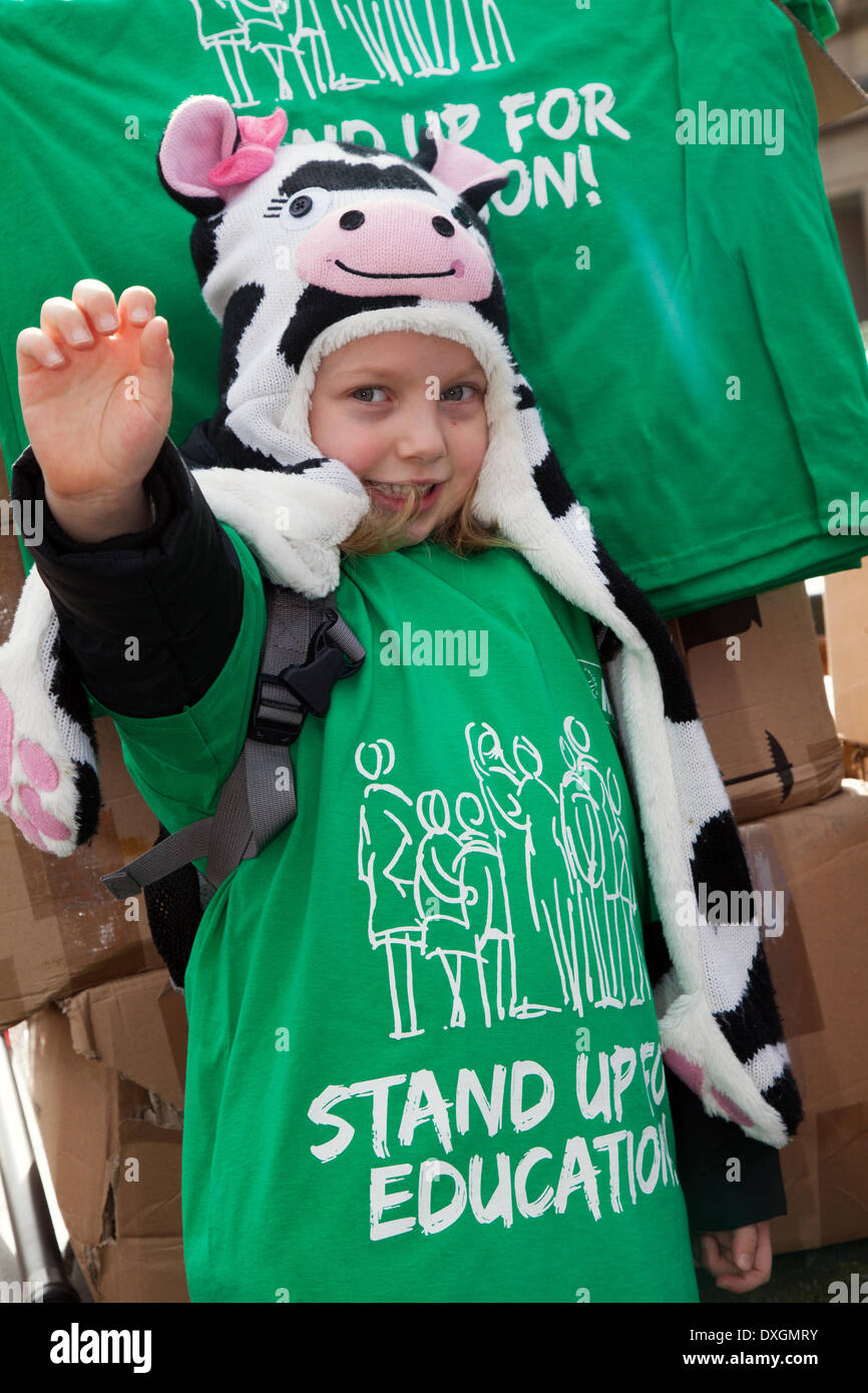 Manchester, UK 26 Mars, 2014. Anna Jameson, 5 ans de Chorlton à l'Union nationale des enseignants Journée d'action. Des centaines d'enseignants dans le nord-ouest en grève le mercredi, forçant la fermeture de nombreuses écoles. L'écrou boycottent les classes comme partie d'un différend concernant la paie, coupes dans les retraites et les conditions de travail. Les enseignants ont tenu un certain nombre de rallyes dans le nord-ouest dans le cadre de leur action syndicale. Credit : Marphotographics/Alamy Live News Banque D'Images