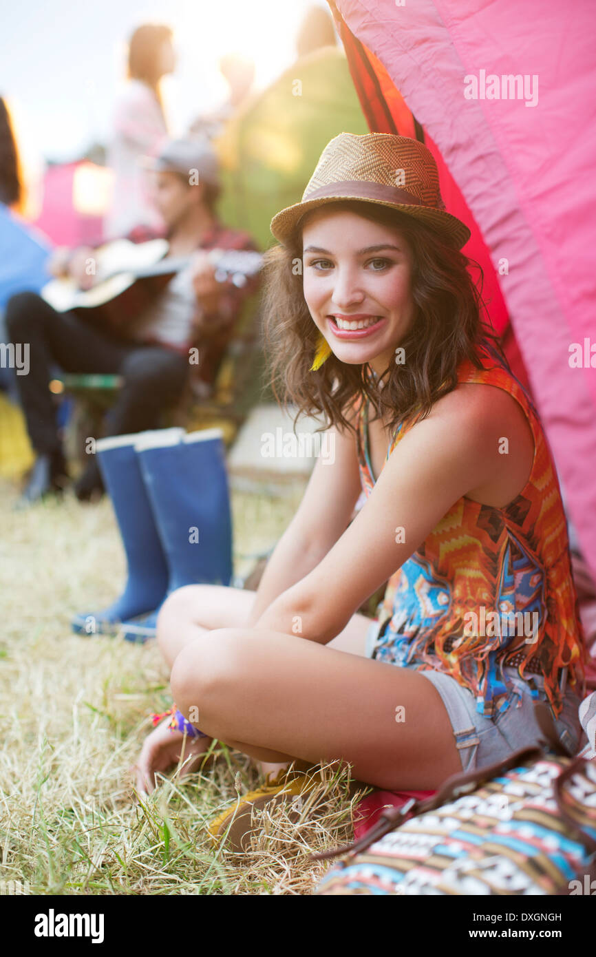 Portrait of smiling woman sitting at tente au festival de musique Banque D'Images
