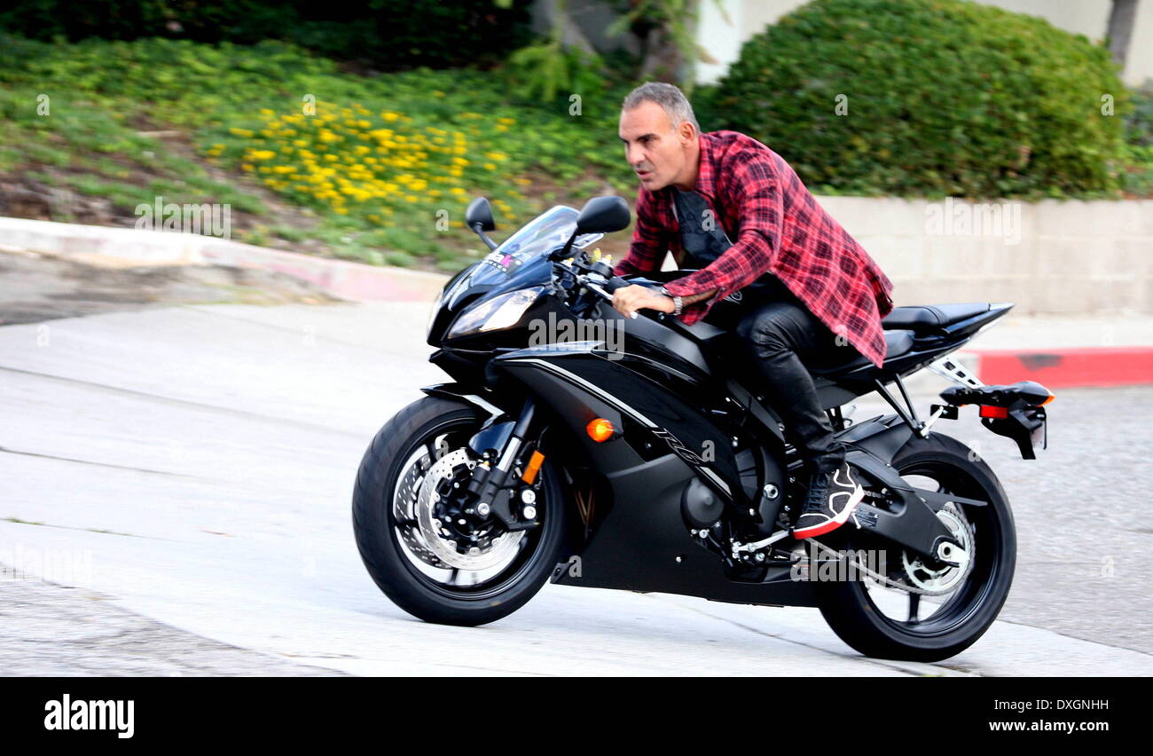 Designer français Christian Audigier repéré équitation sa moto à son bureau  de Los Angeles, Californie - 22.10.12 comprend : Fr Photo Stock - Alamy
