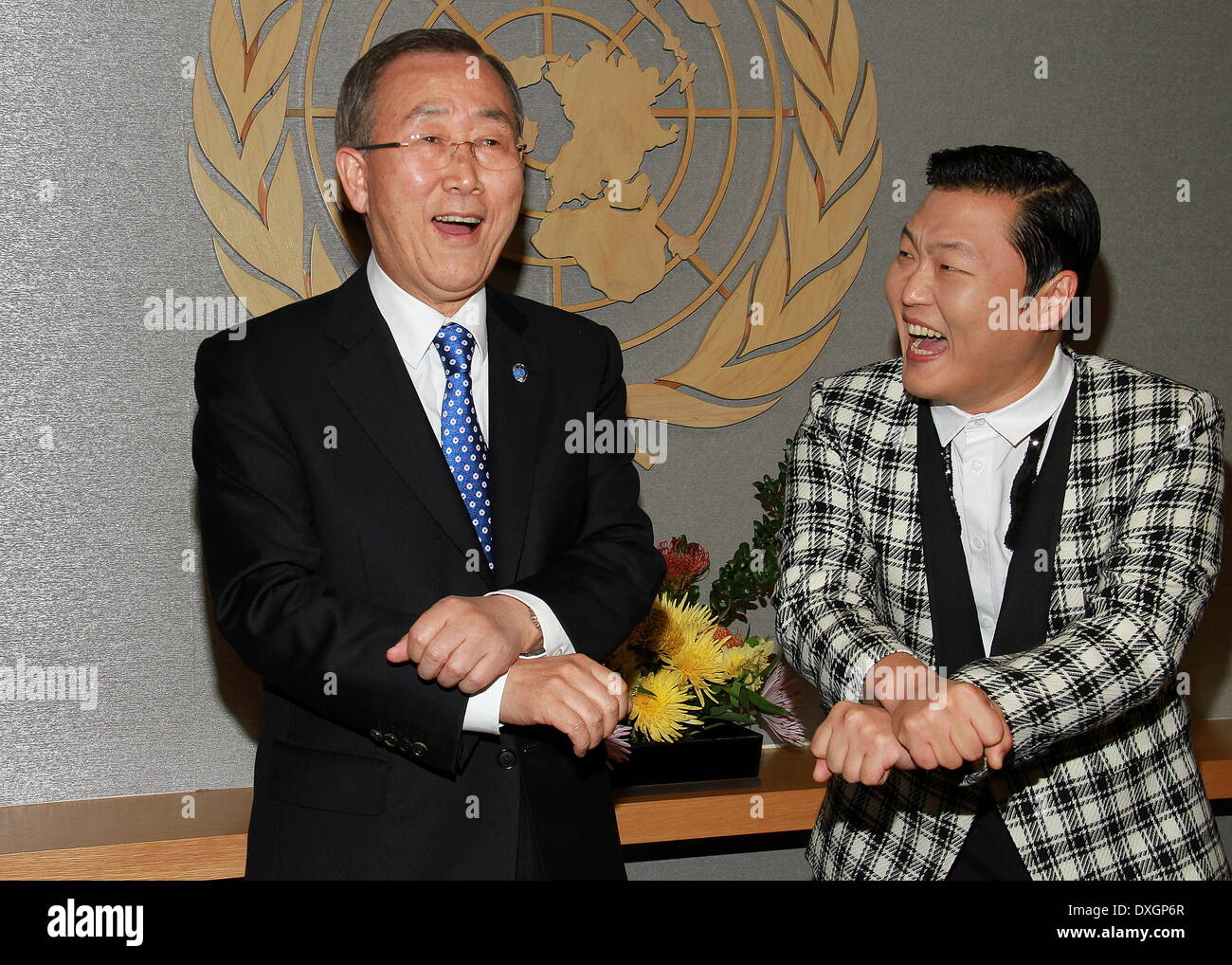 Le chanteur sud-coréen Psy aka Park Jae-sang ne l 'Gangnam Style' la danse avec le Secrétaire général des Nations Unies Ban Ki-Moon lors d'une séance de photos au siège de l'ONU comprend : chanteur sud-coréen Psy aka Park Jae-sang Où : New York City, United States Quand : 23 Oct 2012 Banque D'Images