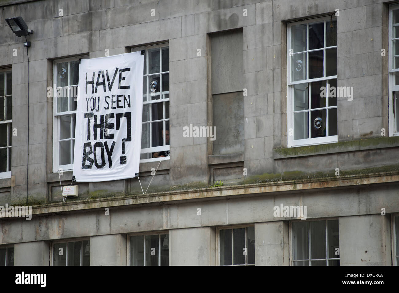 Bannière pour un show Fringe tendue entre les fenêtres d'un immeuble sur la rue High Street, Édimbourg. Banque D'Images