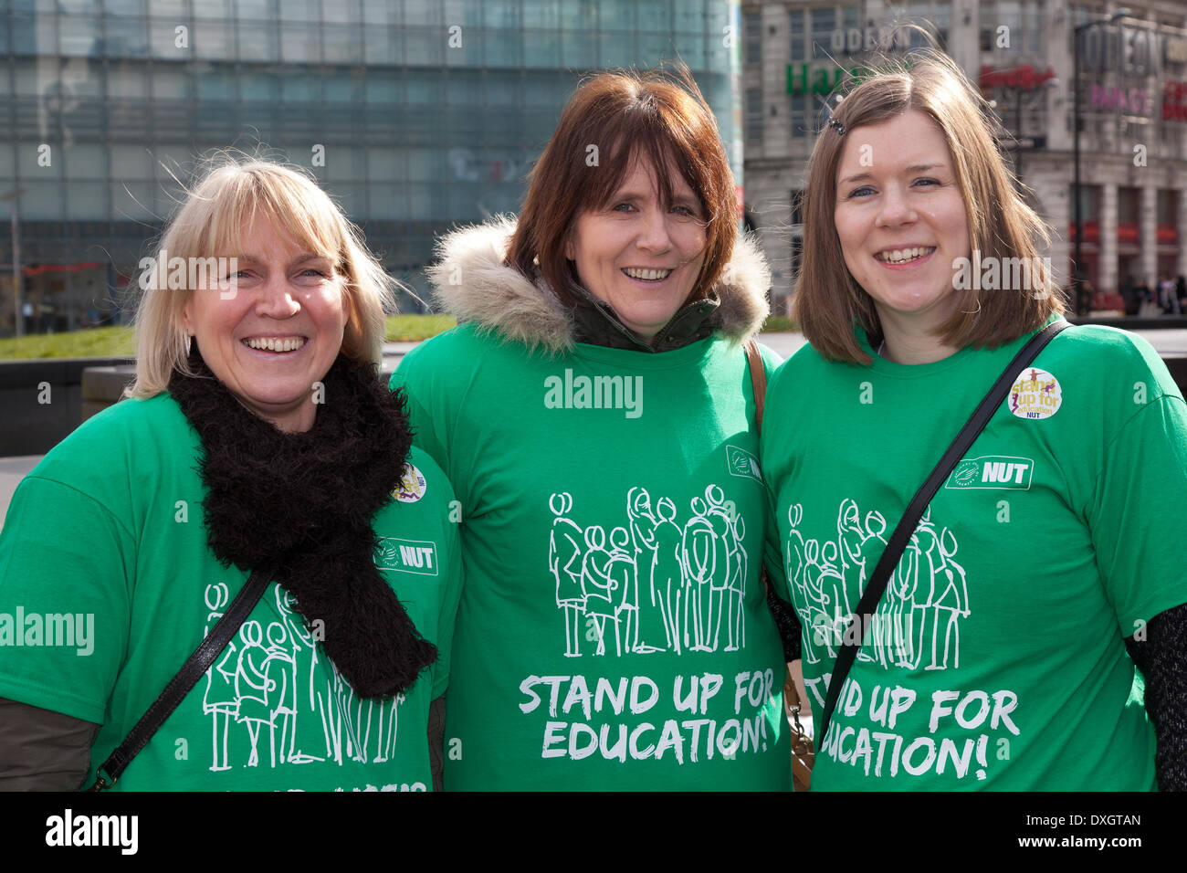Manchester, UK 26 Mars, 2014. Paula Hayes, Alica Park, et Mel MacNeil à la journée d'action des enseignants. Des centaines d'enseignants dans le nord-ouest en grève le mercredi, forçant la fermeture de nombreuses écoles. L'écrou boycottent les classes comme partie d'un différend concernant la paie, coupes dans les retraites et les conditions de travail. Les enseignants ont tenu un certain nombre de rallyes dans le nord-ouest dans le cadre de leur action syndicale. Banque D'Images