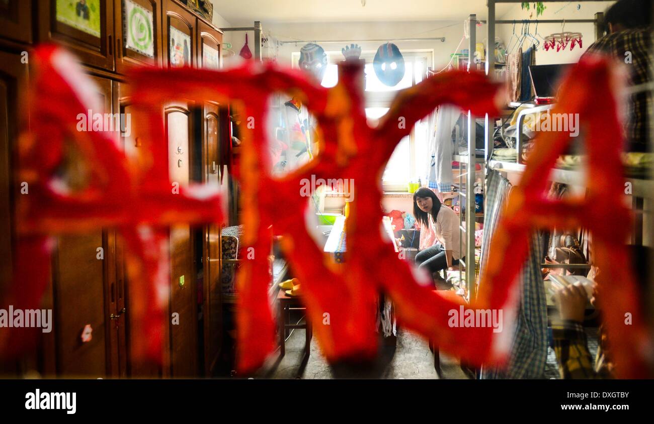 Tianjin. Mar 26, 2014. Photo prise le 26 mars 2014 montre une Afrique-thème dortoir à l'université Nankai, à Tianjin, Chine du nord. L'ordre de la langue et de la culture chinoises de l'université Nankai a lancé un concours de design de style dortoir parmi les étudiants récemment. Les élèves utilisent les articles à la main pour décorer leur dortoir avec un thème particulier montrant la culture de différents pays et régions. © Vous Sixing/Xinhua/Alamy Live News Banque D'Images