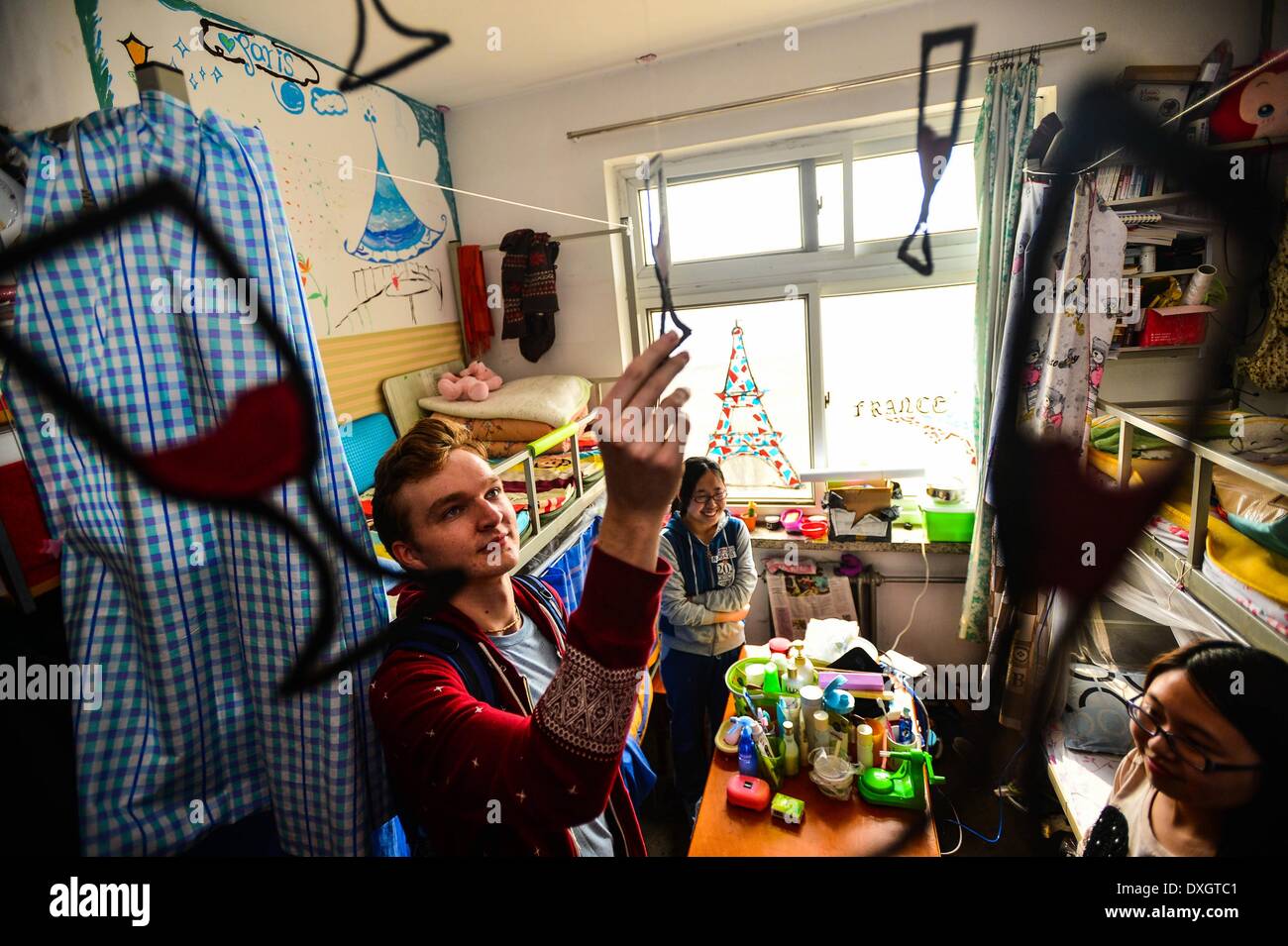 Tianjin, Chine. Mar 26, 2014. Un étudiant de Nouvelle-Zélande (L) qui est le juge du concours porte sur la décoration d'une France-thème dortoir à l'université Nankai, à Tianjin, Chine du nord, le 26 mars 2014. L'ordre de la langue et de la culture chinoises de l'université Nankai a lancé un concours de design de style dortoir parmi les étudiants récemment. Les élèves utilisent les articles à la main pour décorer leur dortoir avec un thème particulier montrant la culture de différents pays et régions. © Vous Sixing/Xinhua/Alamy Live News Banque D'Images