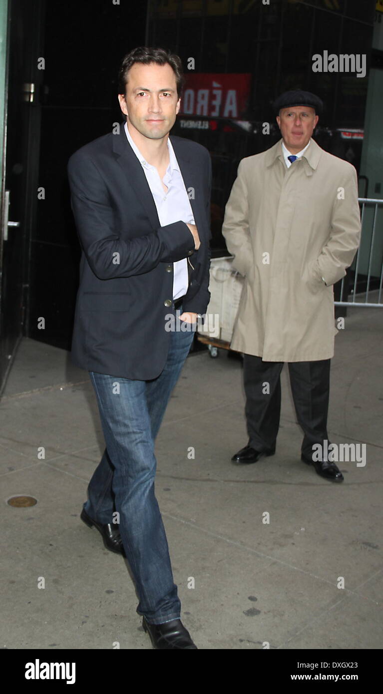 Andrew Shue en dehors de l'ABC Studios des stars s'unissent pour l'ABC de la "journée du don" du Téléthon, afin de recueillir des fonds pour les victimes de l'Ouragan Sandy avec : Andrew Shue en dehors de l'ABC Studios où : New York City, United States Quand : 05 Nov 2012 Banque D'Images