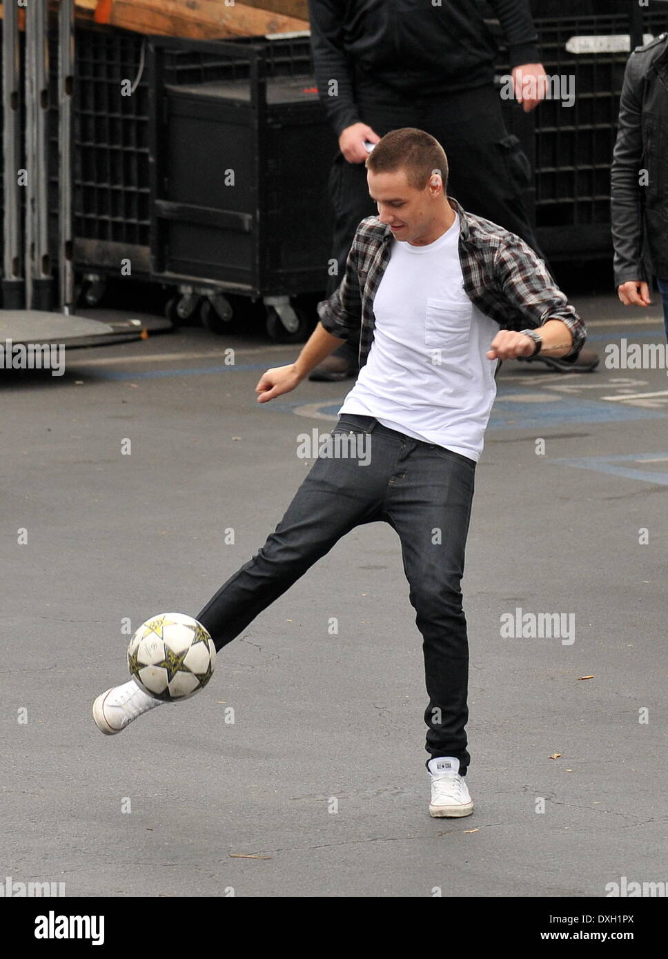 Liam Payne une direction les membres de la bande joue au soccer dans le stationnement de l'X Factor Studio avant répétition pour leurs performances de l'élimination ce soir show Los Angeles, Californie -08.11.12 avec : Liam Payne Où : Hollywood, CA, United States Quand : 08 Nov 2012 Banque D'Images
