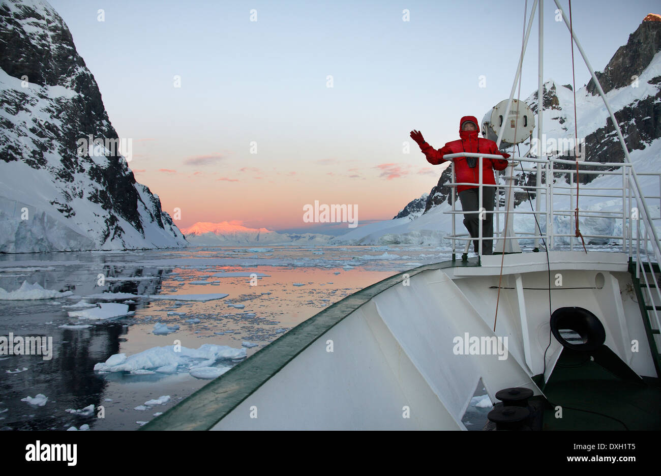 Soleil de Minuit - tourisme d'aventure et de brise-glace russe dans le canal Lamairé en Antarctique Banque D'Images