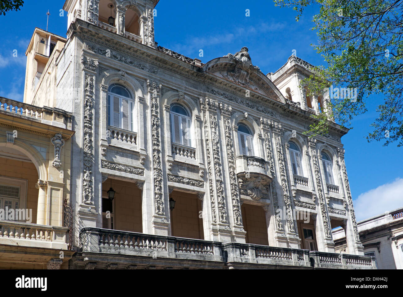 Immeuble avec façade ouvragée Paseo de Marti au centre de La Havane Cuba Banque D'Images