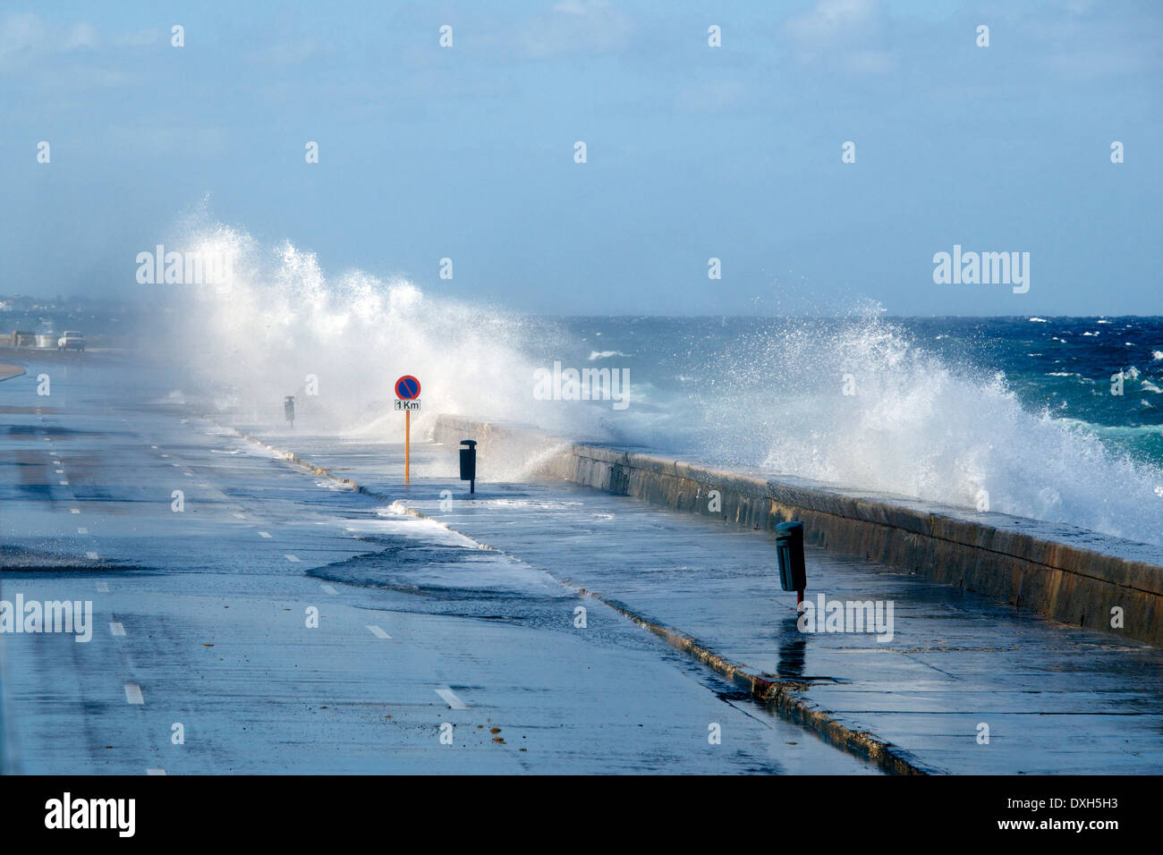 Les ondes de tempête les projections sur La Havane Cuba Malecón Banque D'Images