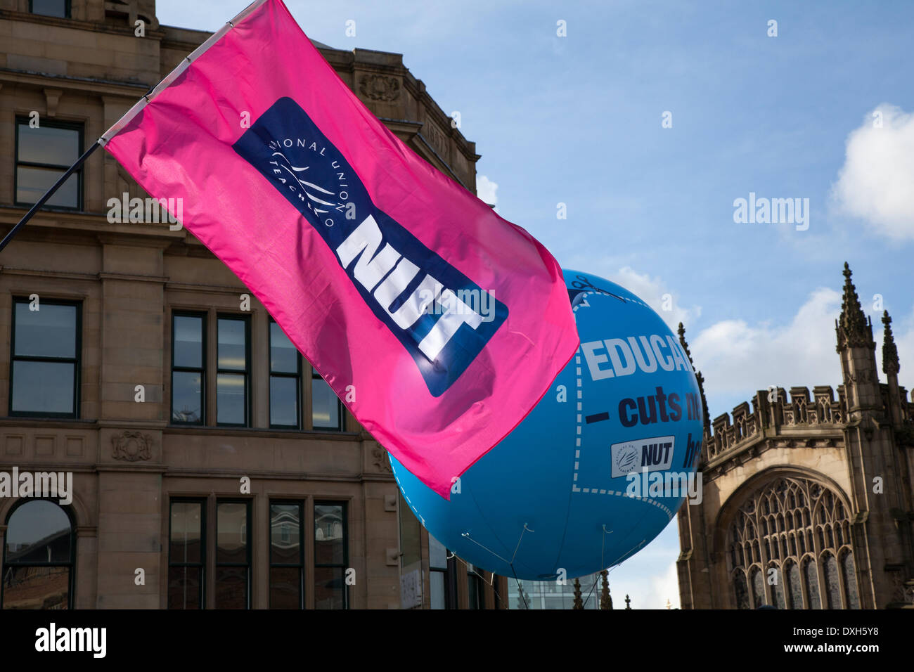 Manchester, UK 26 Mars, 2014. Drapeau de l'écrou et de ballon à la journée d'action des enseignants. Des centaines d'enseignants dans le nord-ouest en grève le mercredi, forçant la fermeture de nombreuses écoles. L'écrou boycottent les classes comme partie d'un différend concernant la paie, coupes dans les retraites et les conditions de travail. Les enseignants ont tenu un certain nombre de rallyes dans le nord-ouest dans le cadre de leur action syndicale. Credit : Marphotographics/Alamy Live News Banque D'Images