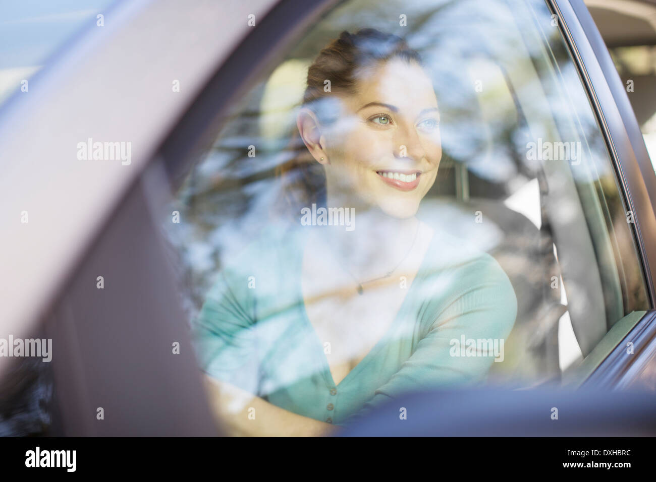 Happy woman driving car Banque D'Images