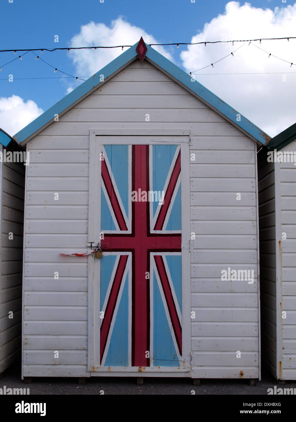 Cabane de plage avec l'Union Jack peint sur la porte, Paignton, Devon, UK Banque D'Images