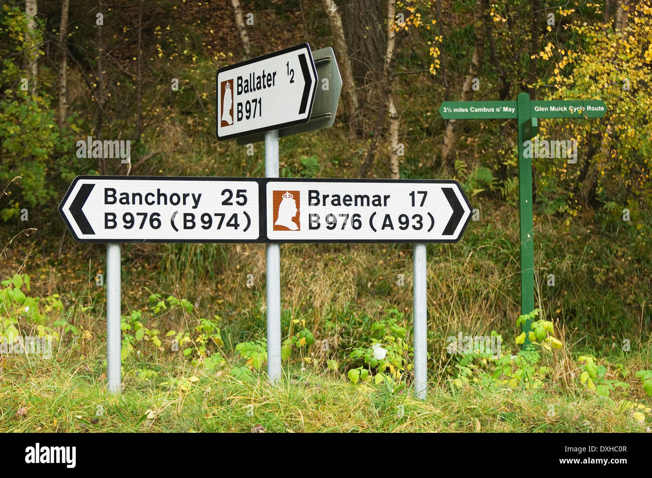 Panneau routier avec logo Royal Deeside, près de la Grande Motte, dans l'Aberdeenshire, en Écosse. Banque D'Images