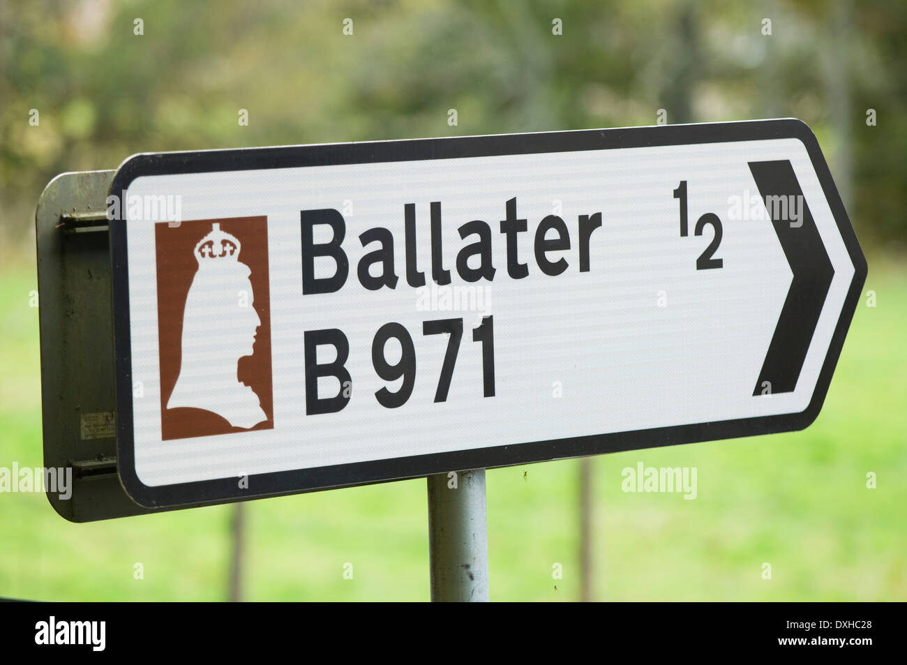 Roadsign pointant à Ballater à Deeside, montrant le logo Royal Deeside. L'Aberdeenshire, en Écosse. Banque D'Images