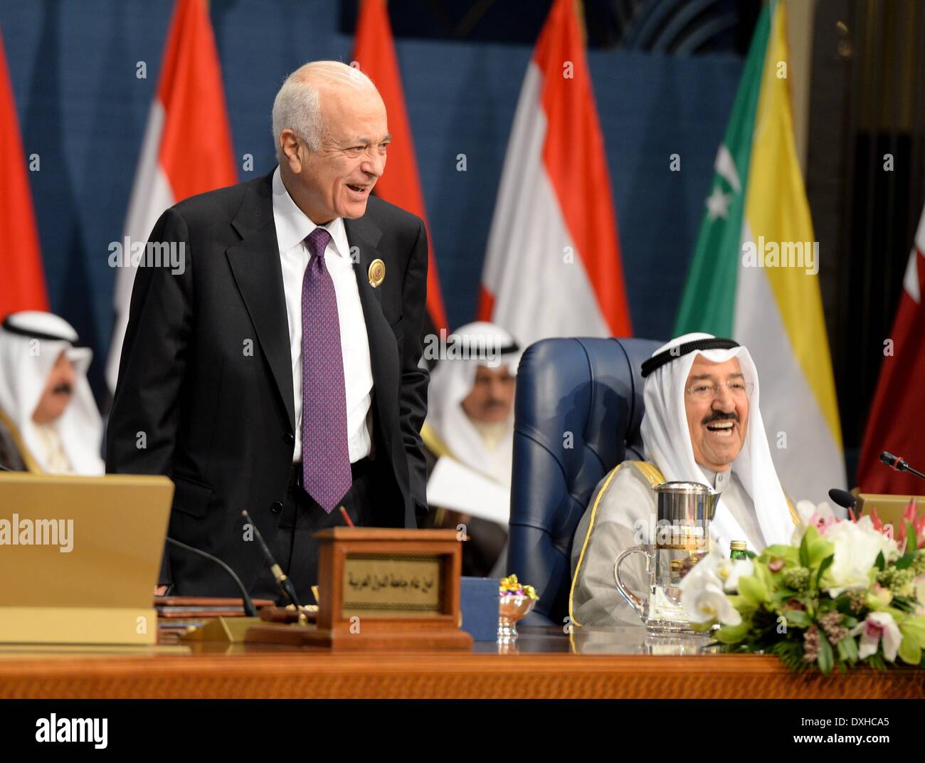 La ville de Koweït, Koweït. Mar 26, 2014. Secrétaire général de la Ligue des États arabes (LEA) Nabil Elaraby (L) et de l'Emir du Koweït, cheikh Sabah al-Ahmad al-Jaber al-Sabah assister à la 25e session de clôture du Sommet de la Ligue arabe dans la ville de Koweït, Koweït, le 26 mars 2014. Credit : Noufal Ibrahim/Xinhua/Alamy Live News Banque D'Images