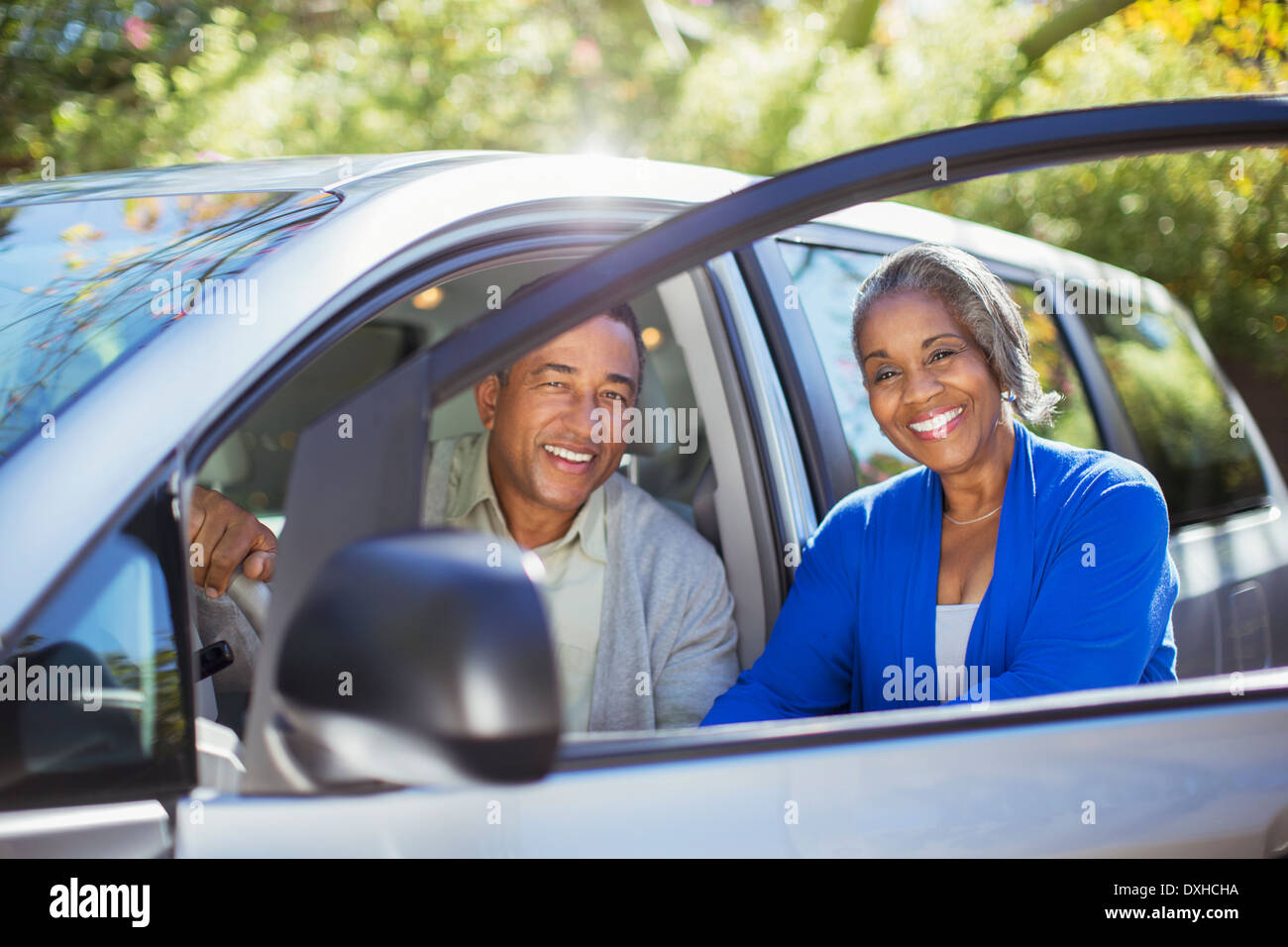 Portrait de couple heureux à l'intérieur et l'extérieur de voiture Banque D'Images