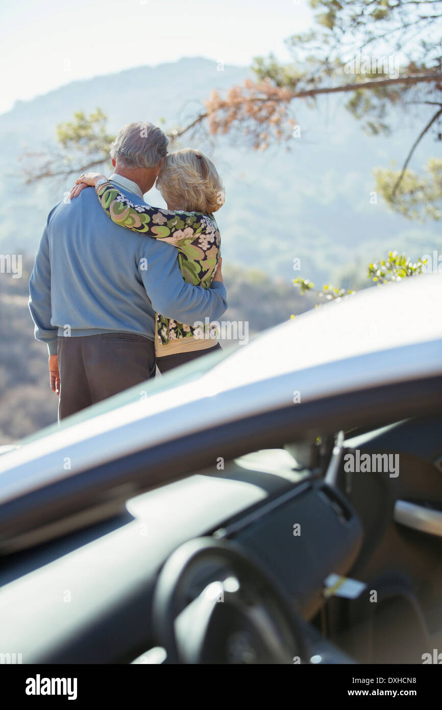 Couple sur la montagne à l'extérieur de voiture Banque D'Images
