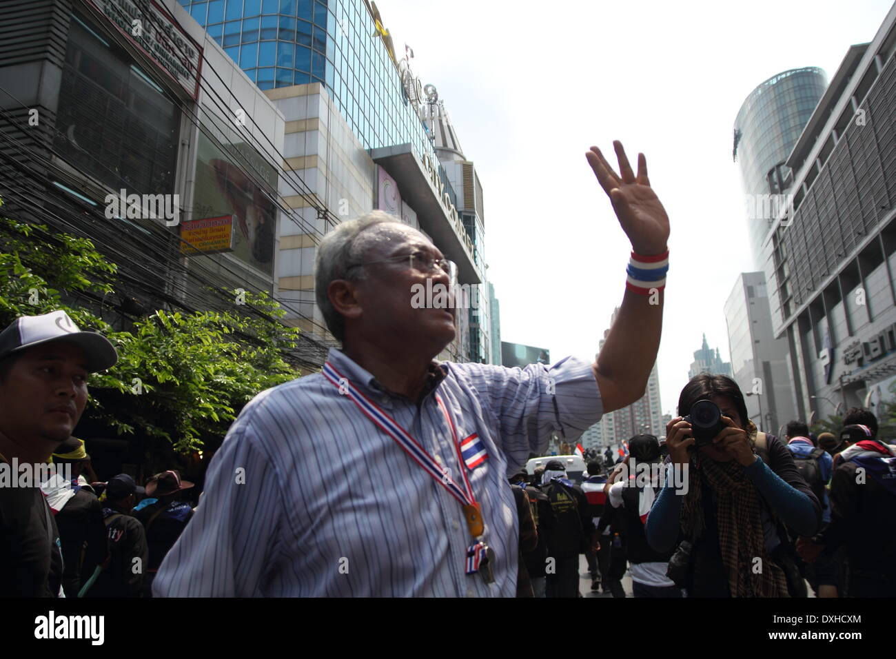 Bangkok, Thaïlande. Mar 26, 2014. Manifestant anti-gouvernement leader Suthep Thaugsuban salue ses partisans lors d'un préchauffage rally. Des manifestants anti-gouvernement ont repris leurs marches quotidiennes par Bangkok pour faire accepter après une élection générale tenue le mois dernier a été déclarée non valide dans une décision de la Cour constitutionnelle le 21 mars. Crédit : John Vincent/Alamy Live News Banque D'Images