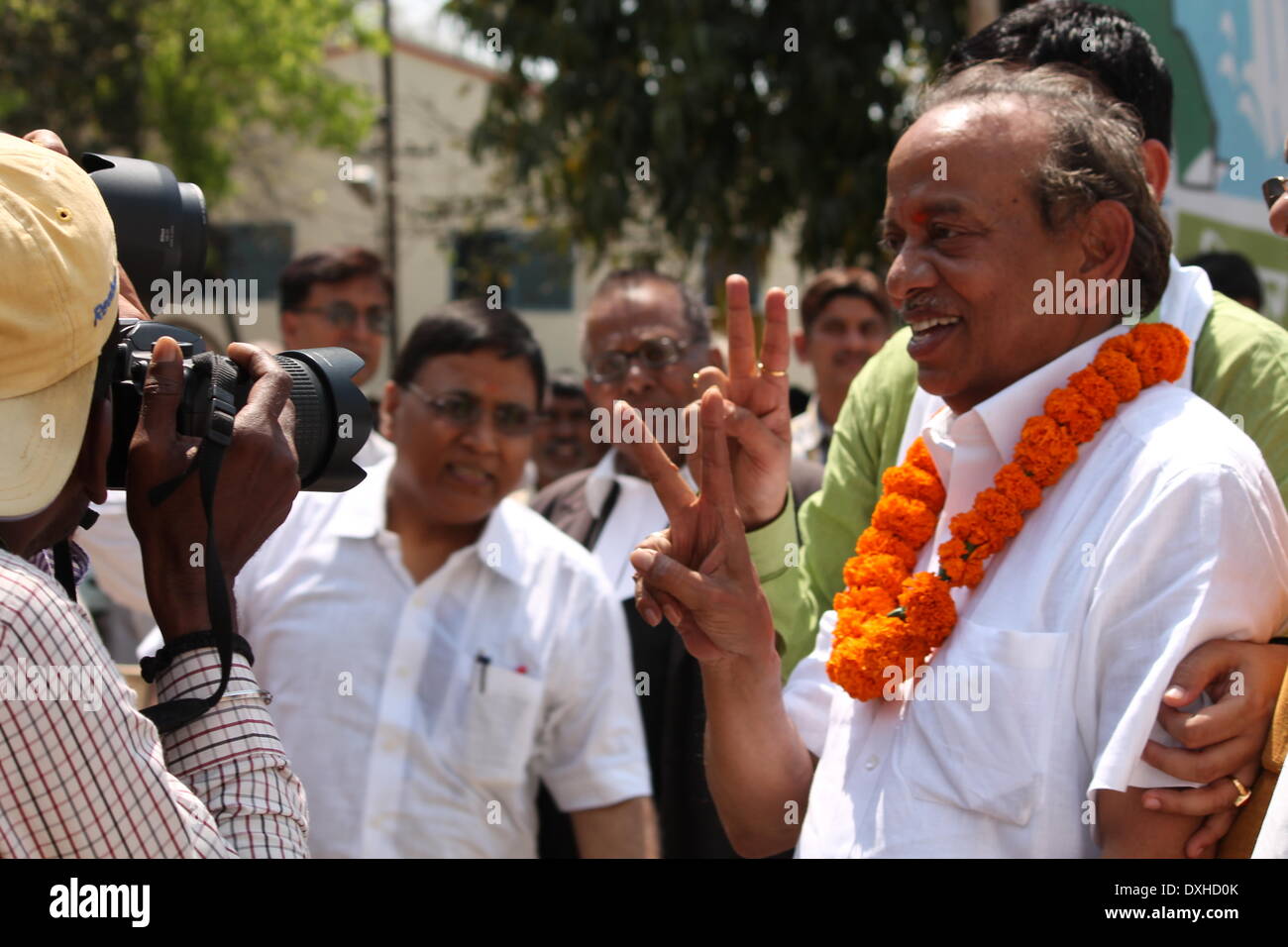 Kargil Chowk, Patna, Bihar, Inde, le 26 mars 2014. Les partisans du candidat accompagnée d'arriver pour le dépôt de candidature au bureau de magistrat de district pour les prochaines élections générales. Credit : Rupa Ghosh/ Alamy Live News. Banque D'Images