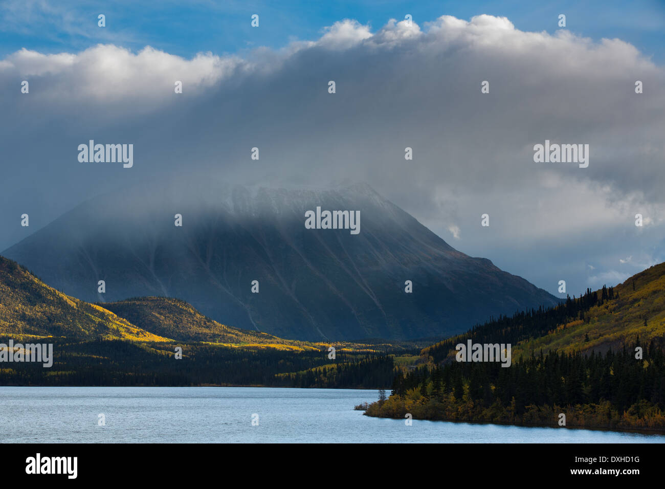 Tushti Lake & Young Peak, British Columbia, Canada Banque D'Images