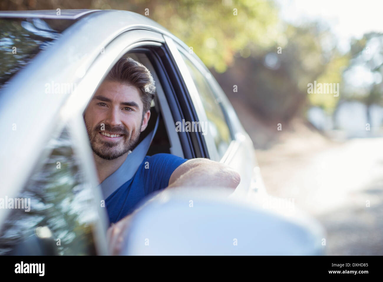 Portrait of happy man driving car Banque D'Images