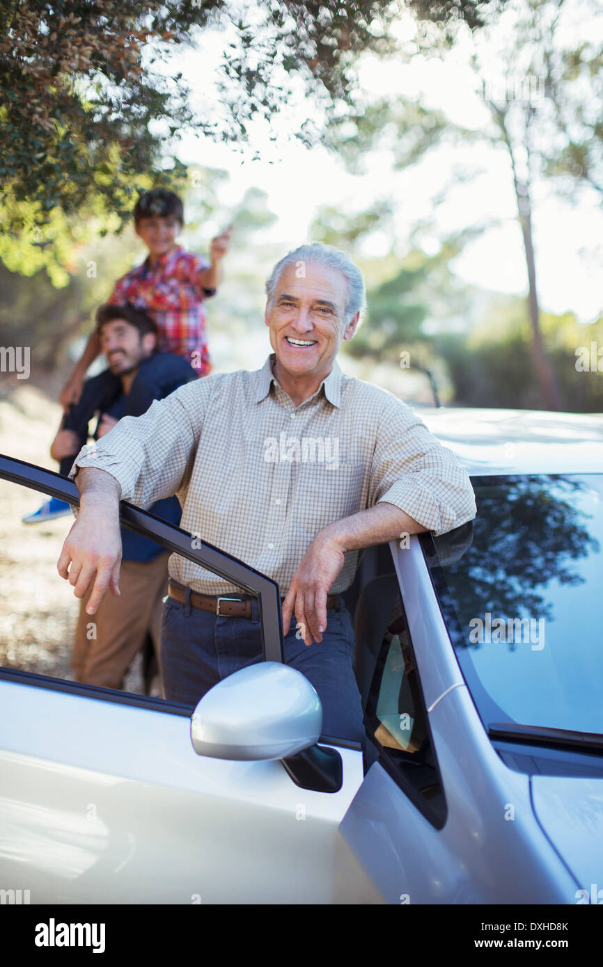Portrait of senior man leaning against location Banque D'Images
