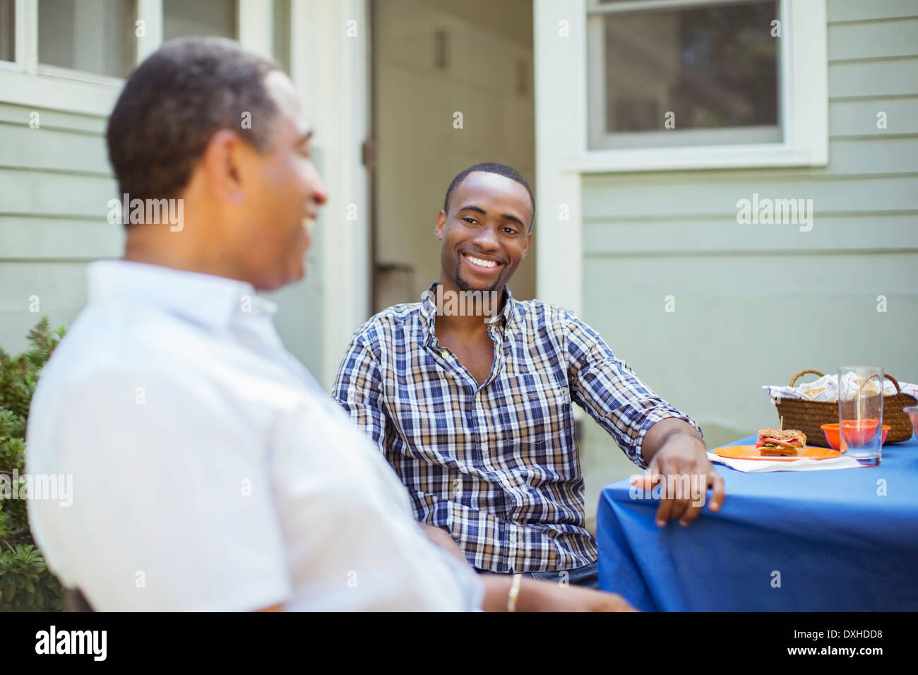 Père et fils à la table patio Banque D'Images