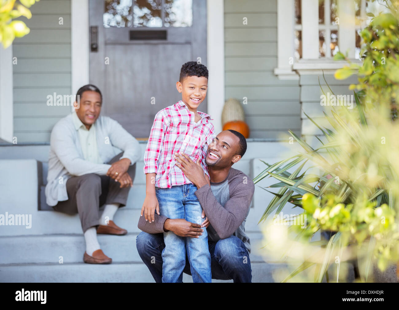 Multi-generation men sur les marches de la véranda Banque D'Images