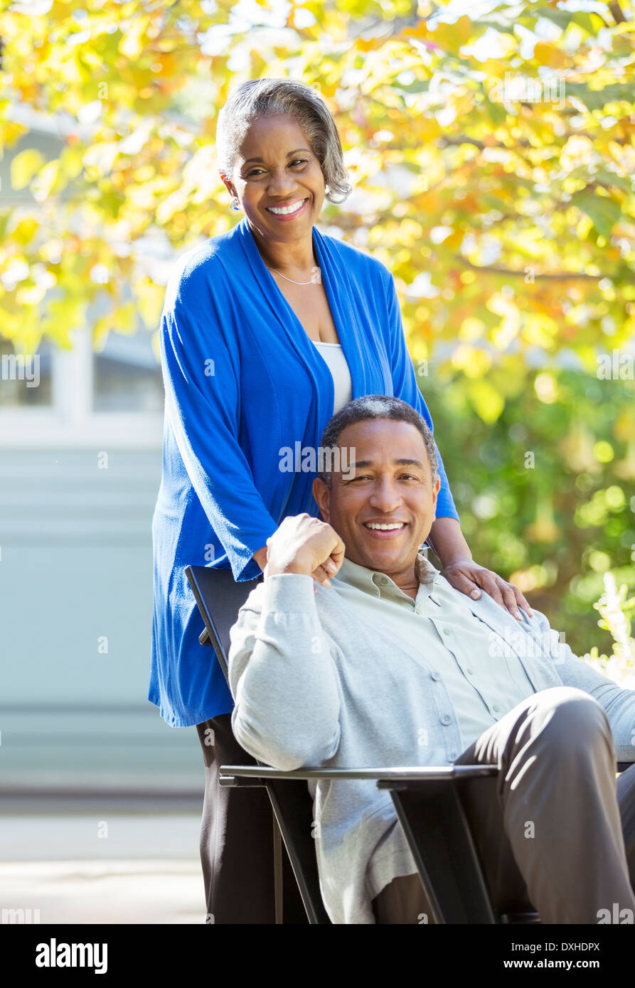 Portrait of smiling senior couple outdoors Banque D'Images