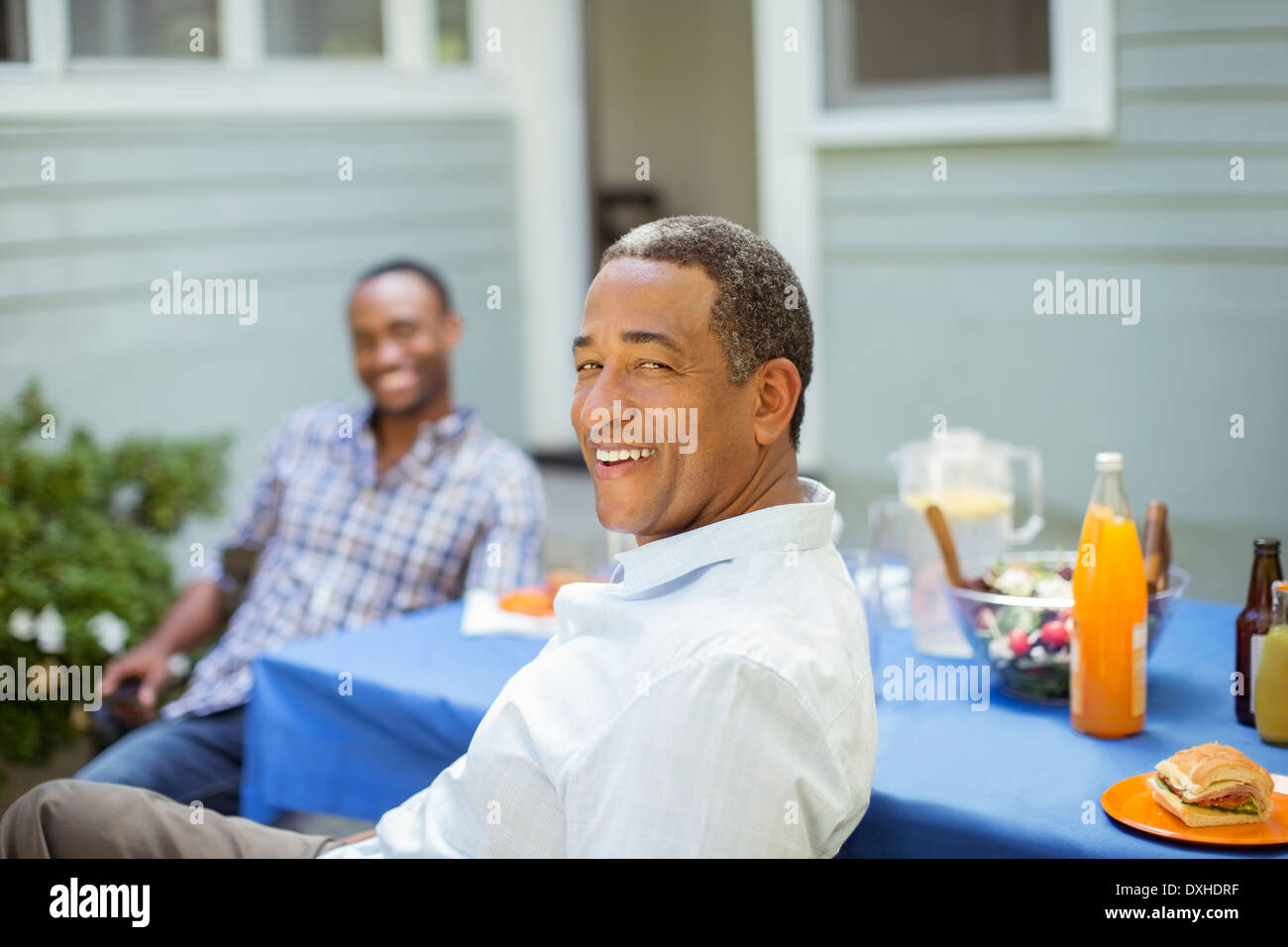 Portrait of smiling senior man at barbecue Banque D'Images